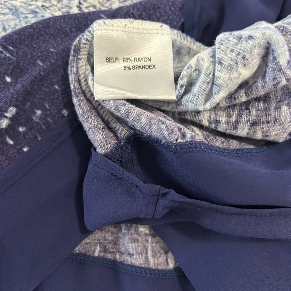 $5 Rose & Olive Women’s Blue and White Pattern Long Sleeve Top Size 1X - Picture 7 of 10
